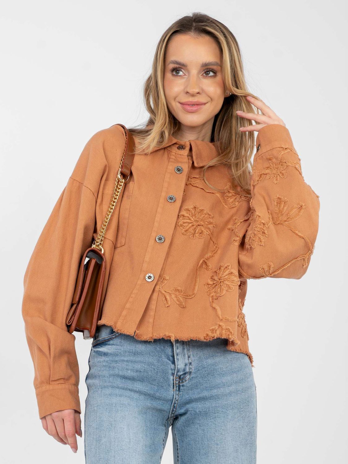 Kurze orangefarbene Jeansjacke mit Blumenapplikation