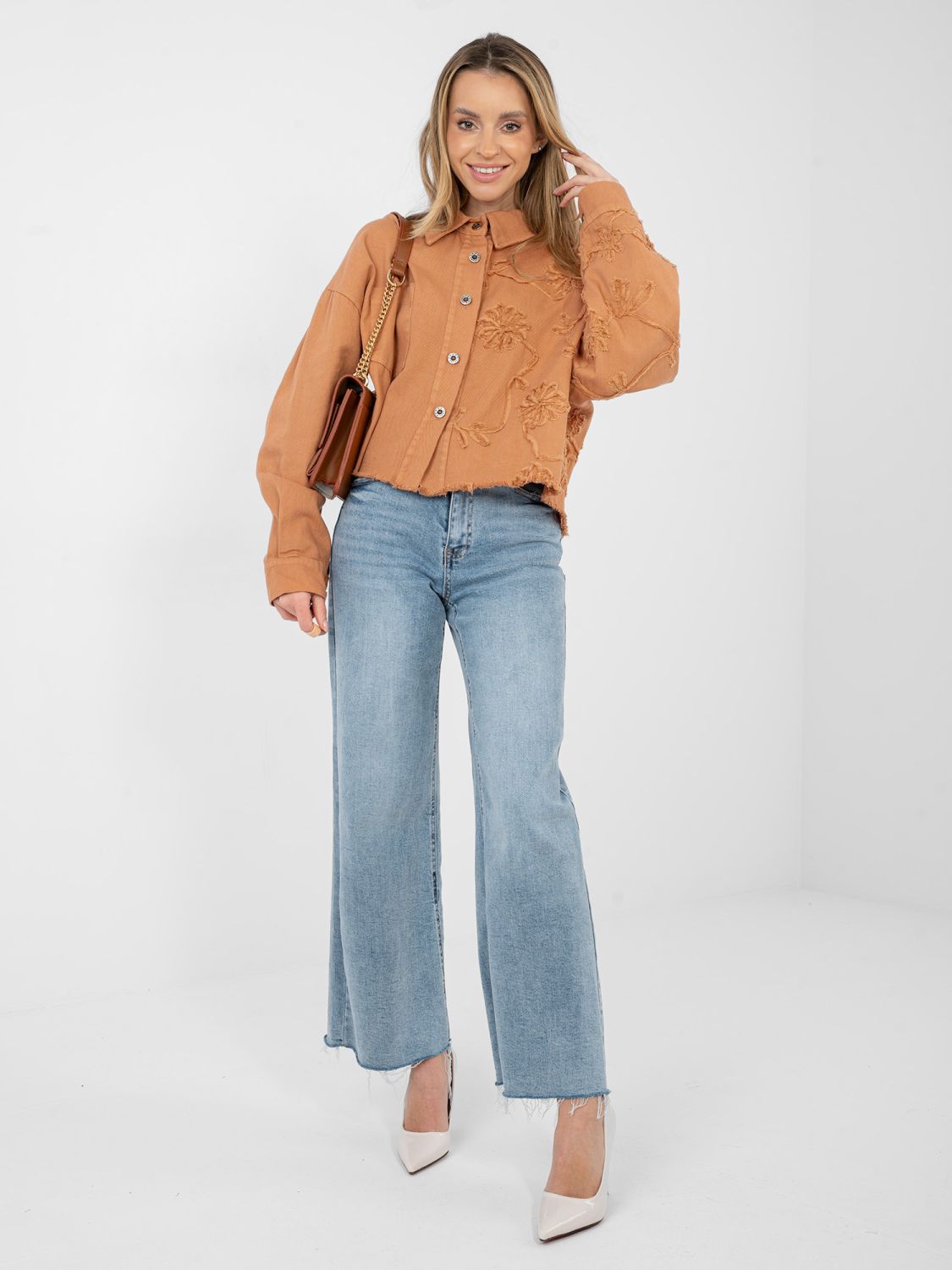 Kurze orangefarbene Jeansjacke mit Blumenapplikation