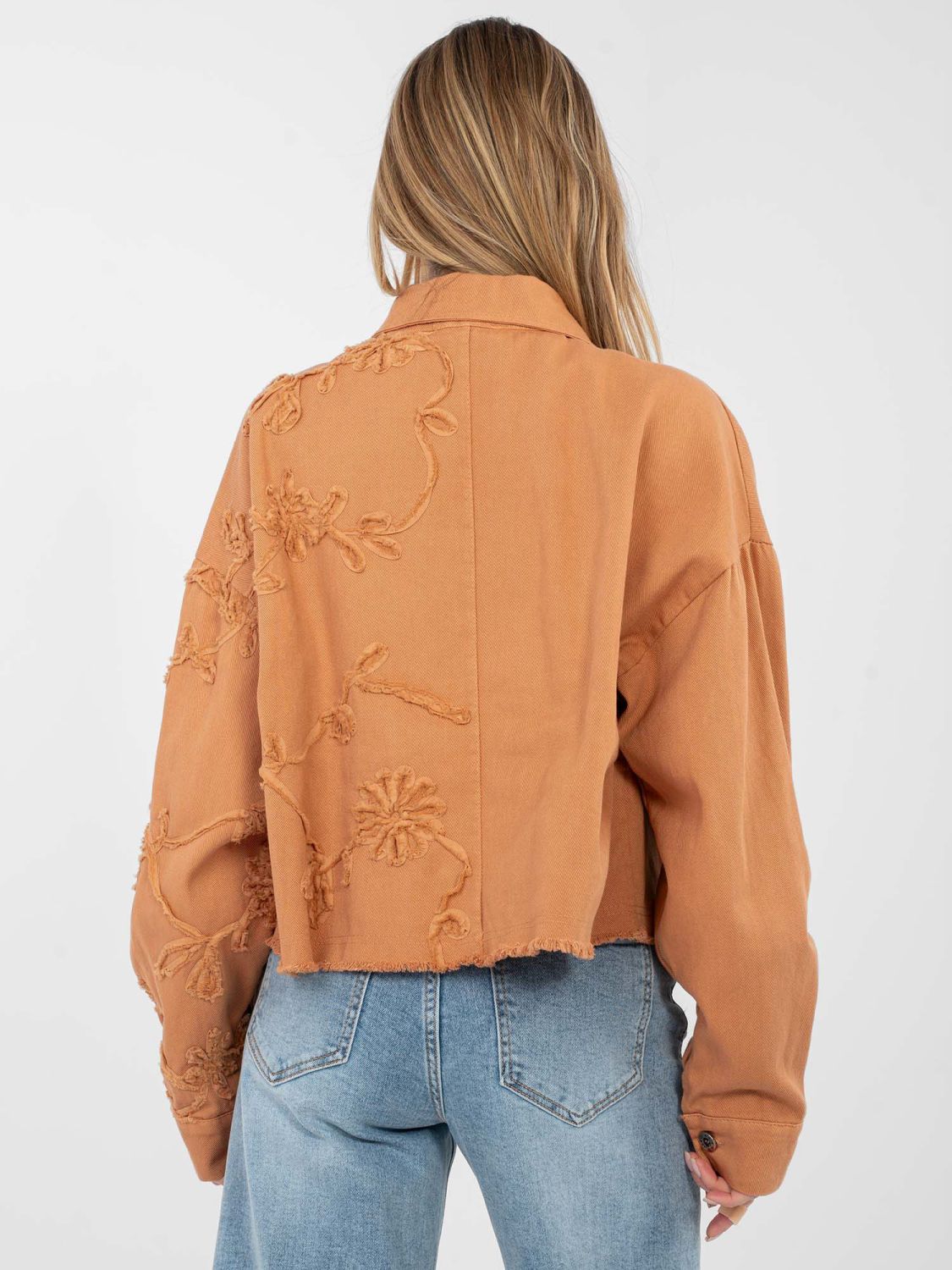 Kurze orangefarbene Jeansjacke mit Blumenapplikation