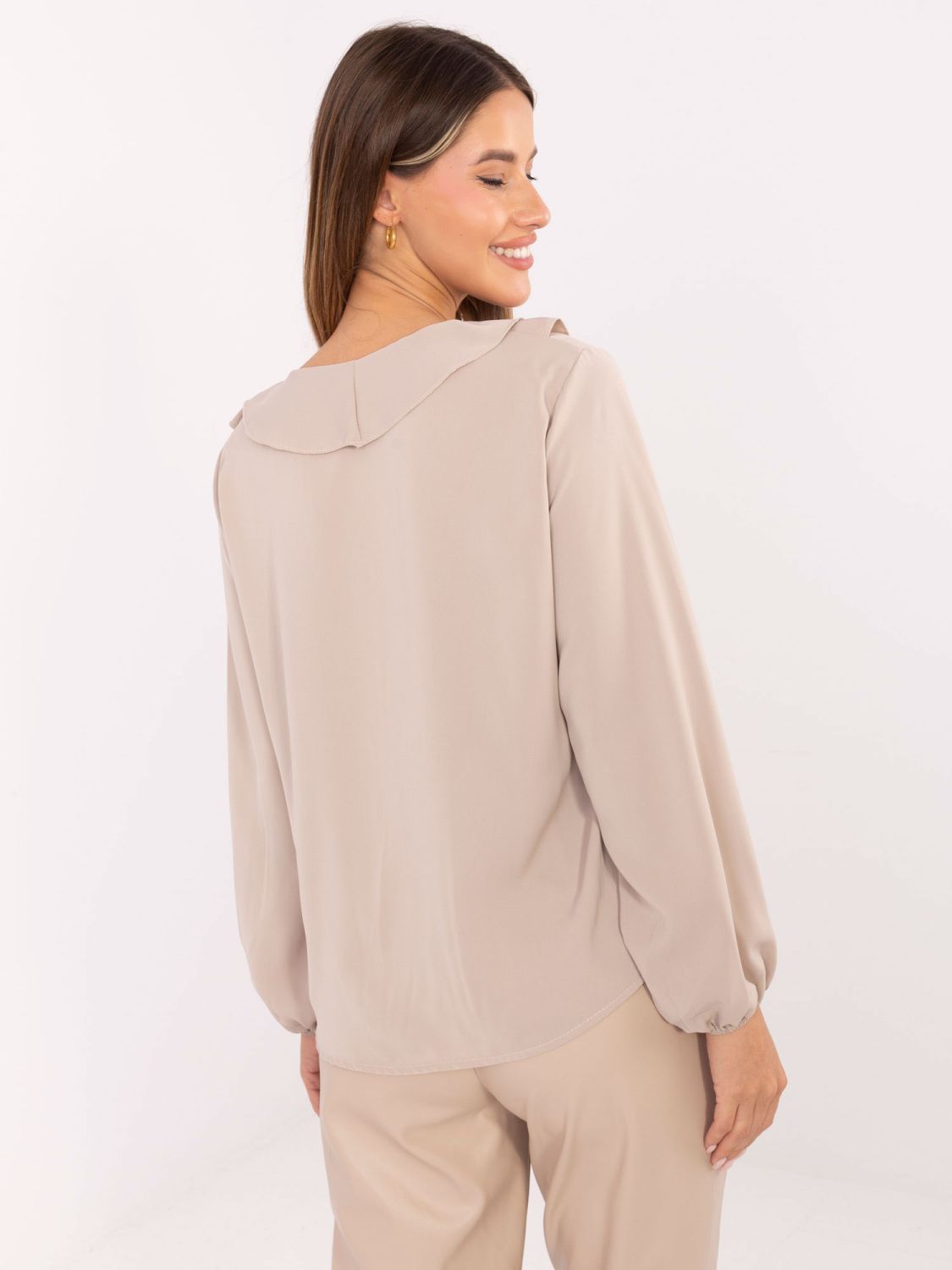 Elegante beigefarbene Bluse mit Volant und Puffärmeln