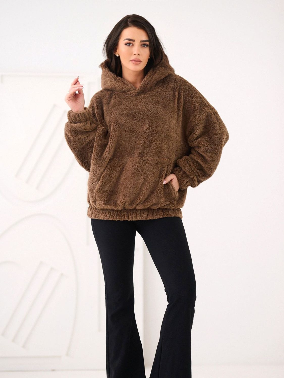 Beiges Kapuzen-Sweatshirt mit Tasche