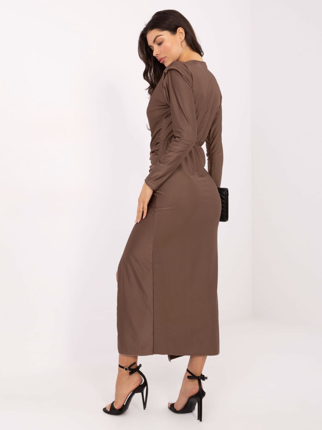 Elegantes beiges Maxi-Kleid mit langen Ärmeln und Wickelausschnitt