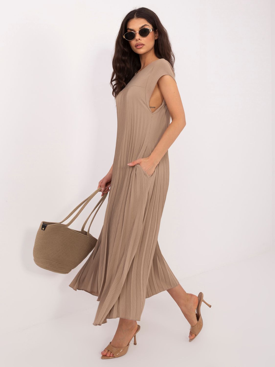 Beiges Midi-Cocktailkleid mit Taschen