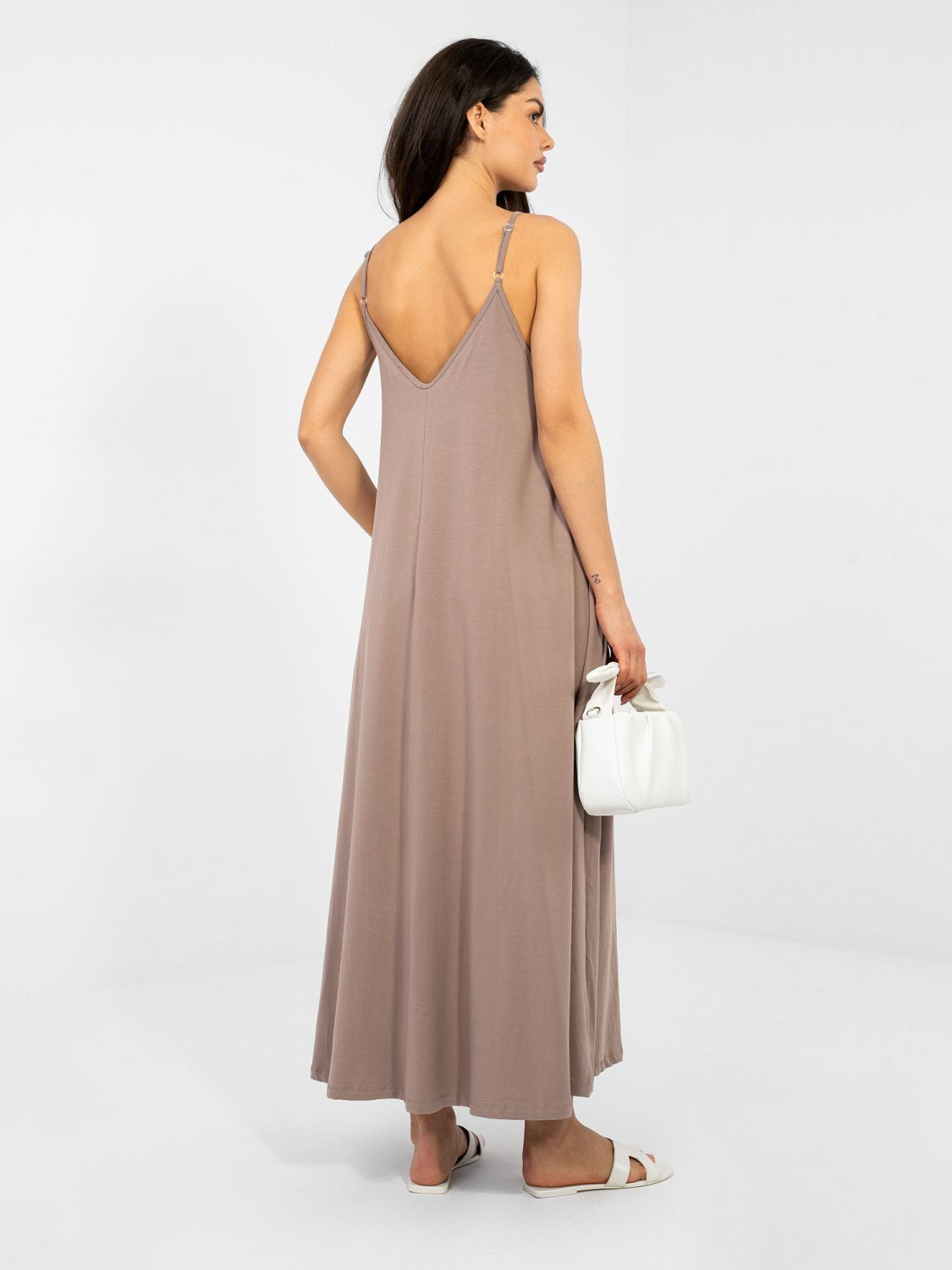 Beiges Maxi-Kleid mit V-Ausschnitt und Taschen