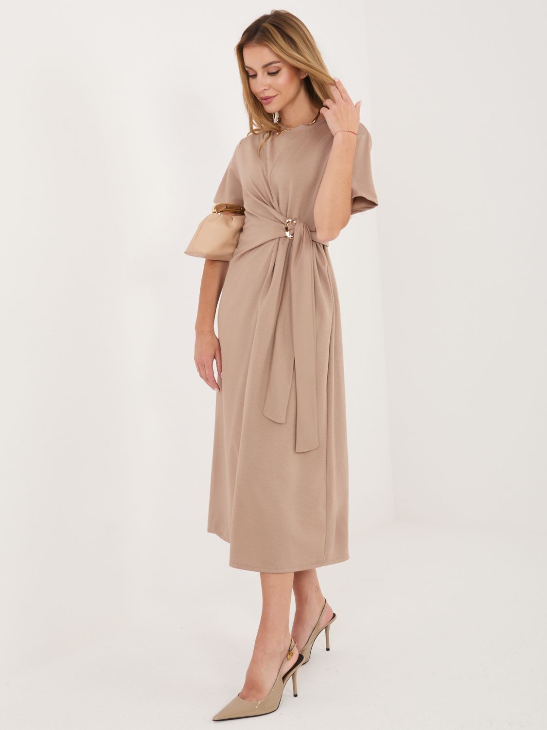 Beiges Midi-Sommerkleid mit kurzen Ärmeln