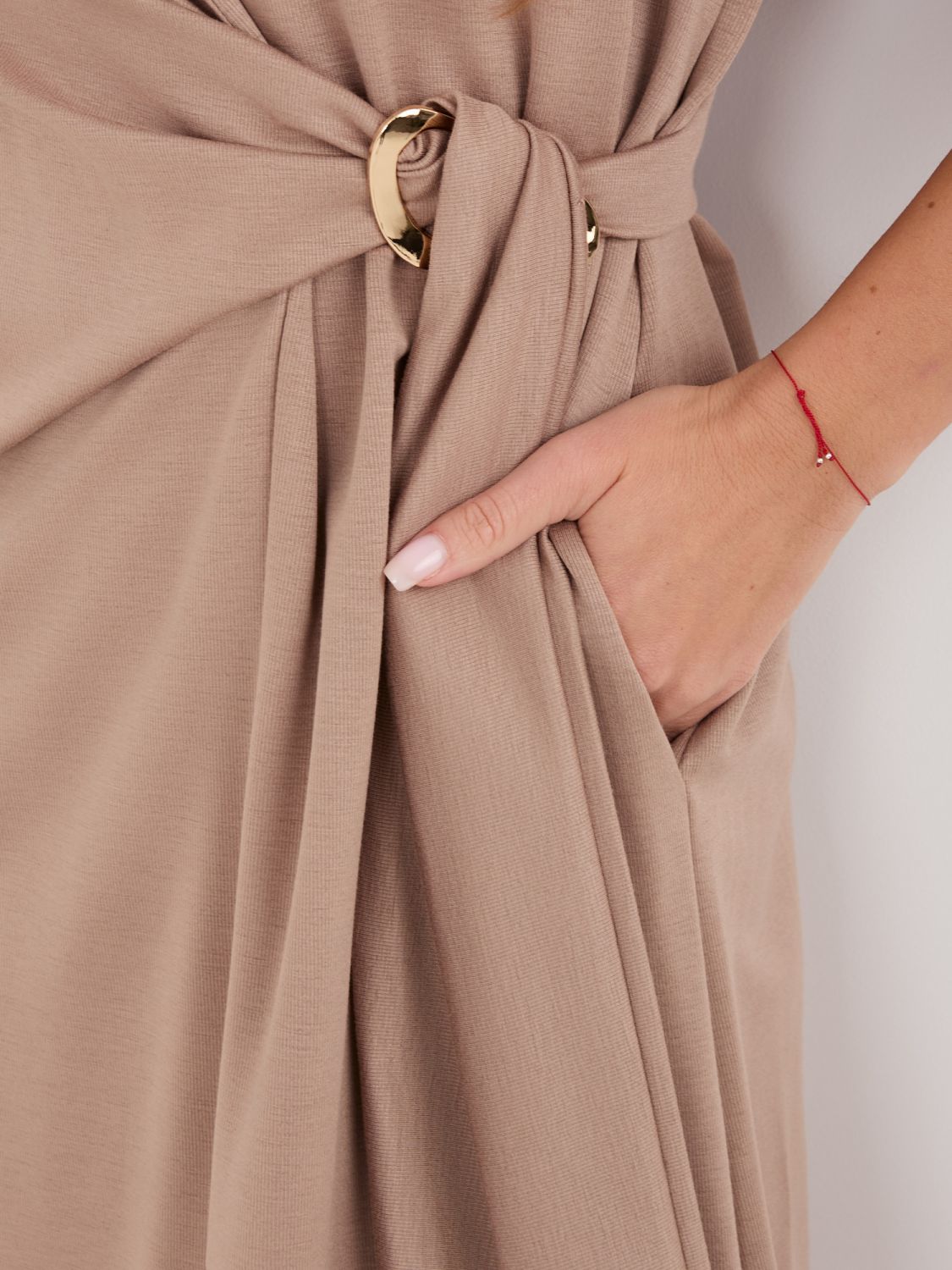 Beiges Midi-Sommerkleid mit kurzen Ärmeln