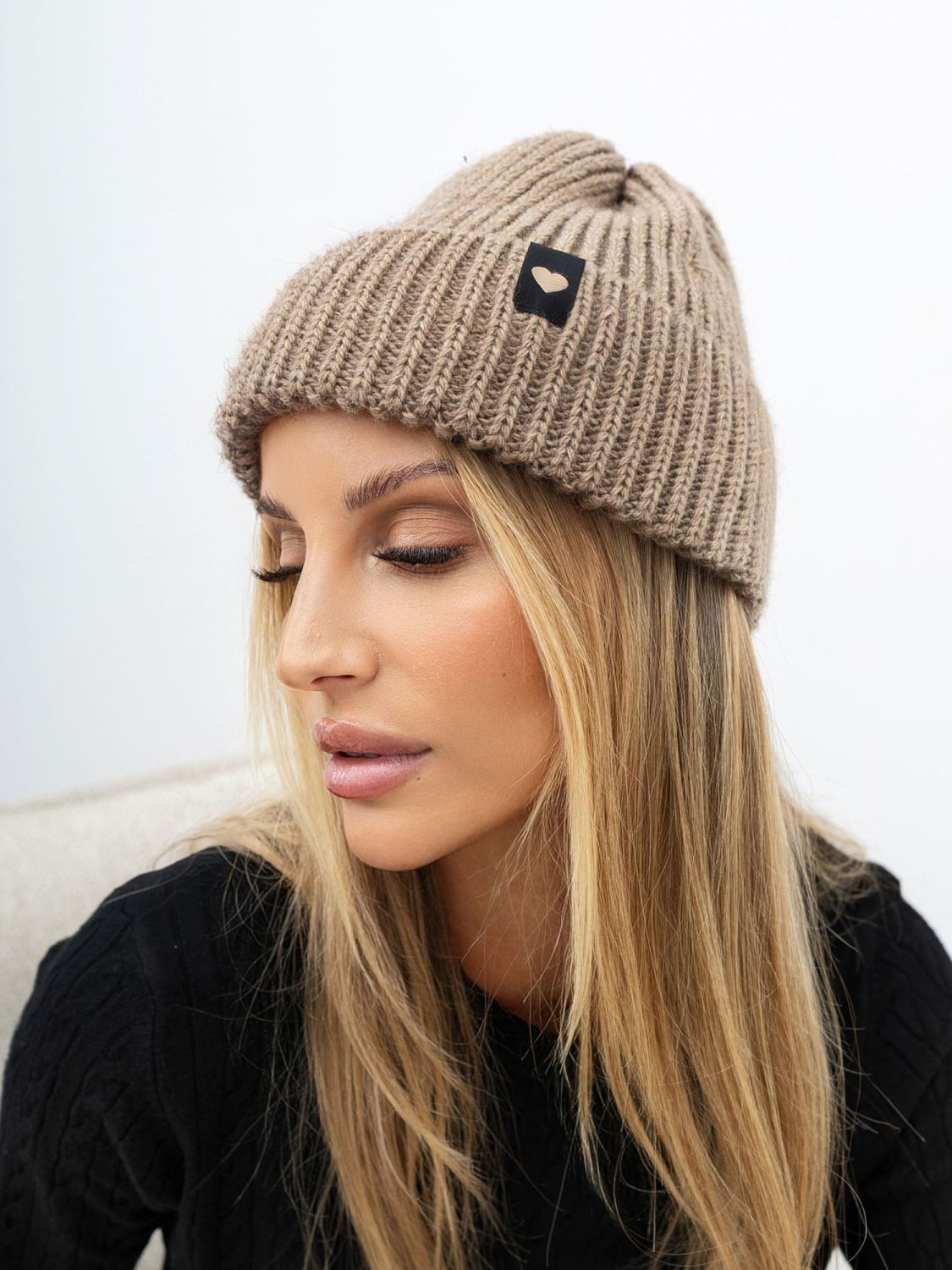 Beige Wintermütze mit Applikation