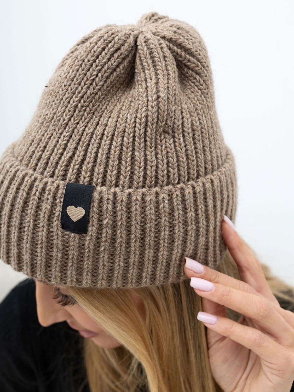 Beige Wintermütze mit Applikation