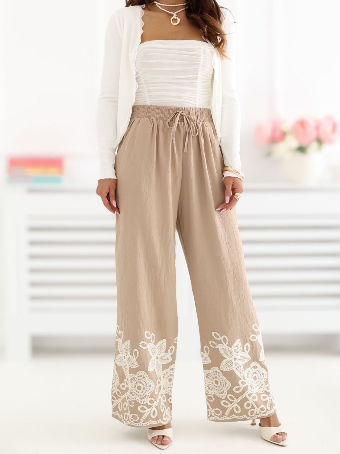 Beige weite Hose mit Stickerei