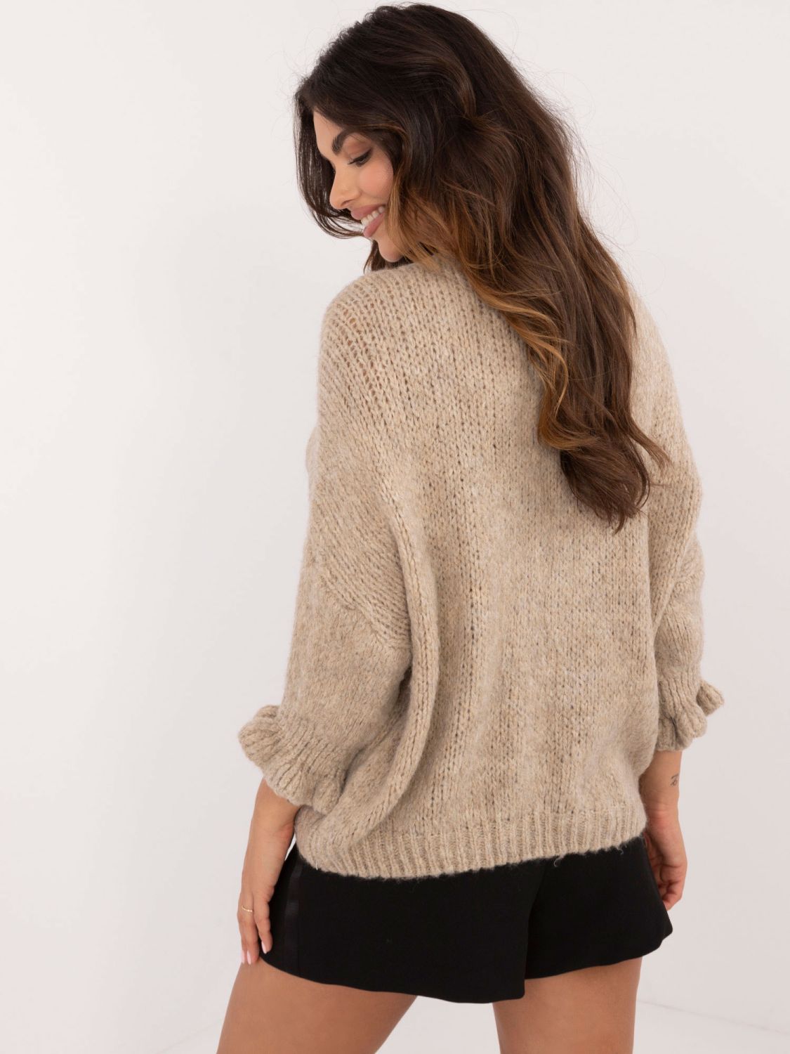 Stylischer beiger Pullover mit 3/4-Ärmeln