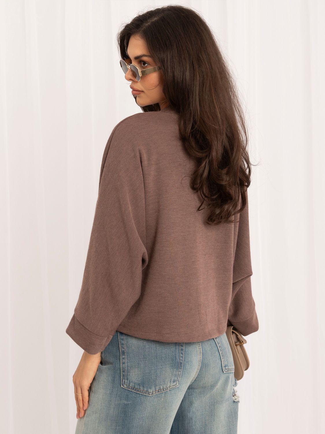 Eleganter beigefarbener Pullover mit V-Ausschnitt