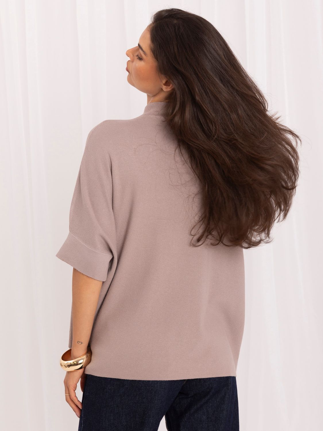 Beiger Pullover mit Applikation und Stehkragen