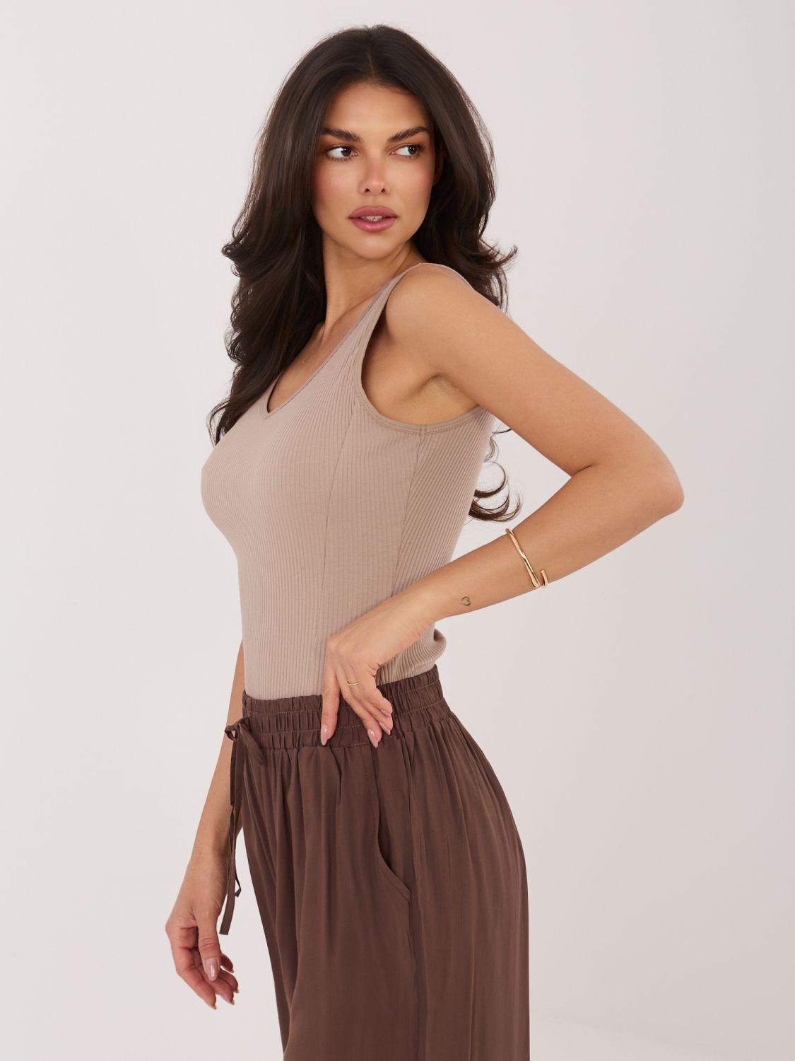 Beiges Ripp-Top mit V-Ausschnitt