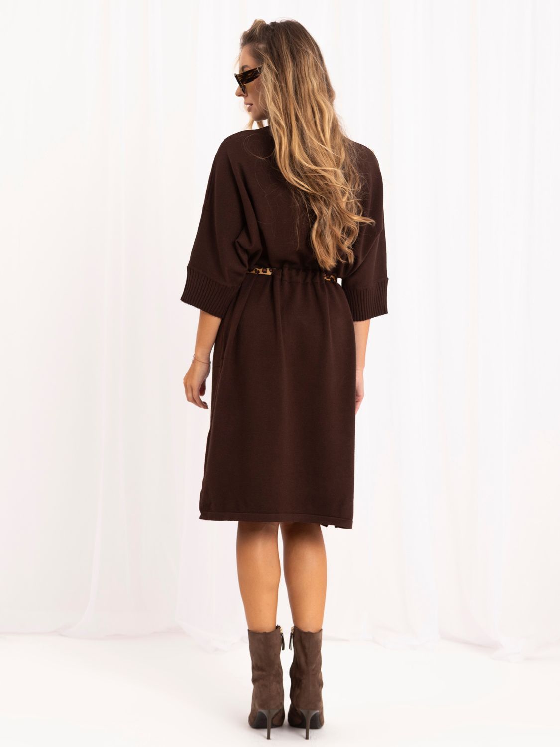 Braunes Oversize-Strickkleid mit Gürtel und Rollkragen