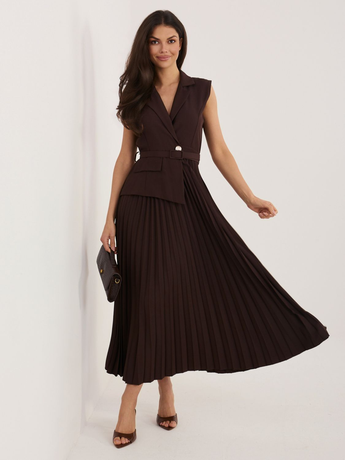 Elegantes braunes Midi-Kleid mit Gürtel und Pailletten