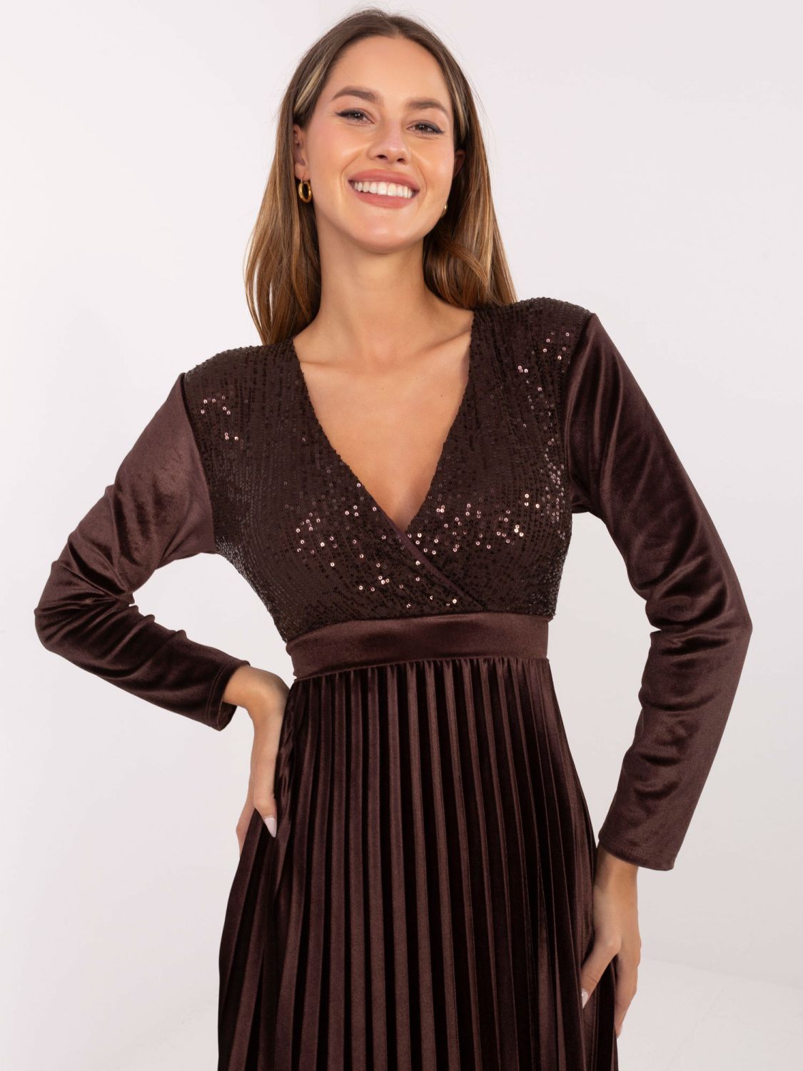 Elegantes Maxi-Kleid mit Gürtel und Pailletten, braun
