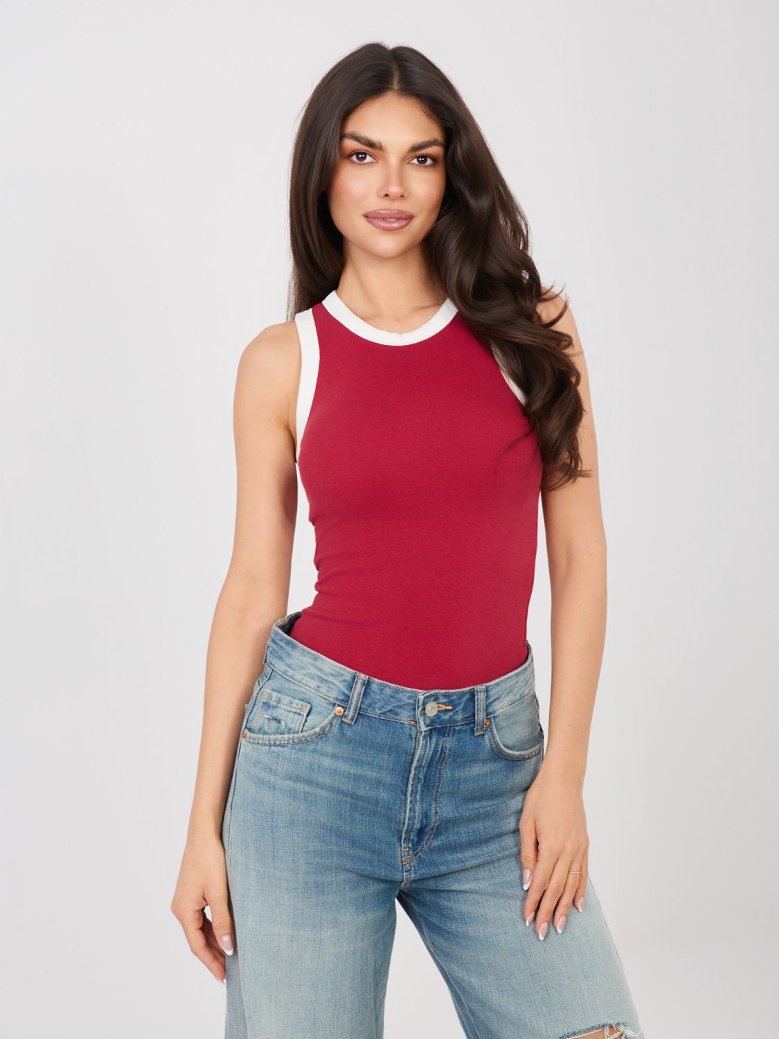 Kurzes rotes Baumwolltop ohne Ärmel