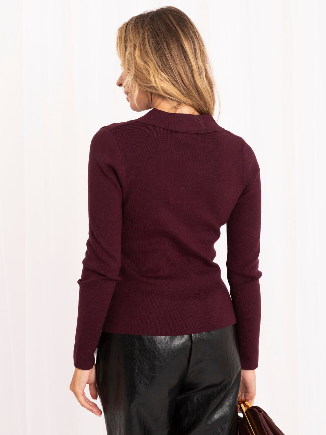 Eleganter lila Pullover mit Kragen und Knöpfen