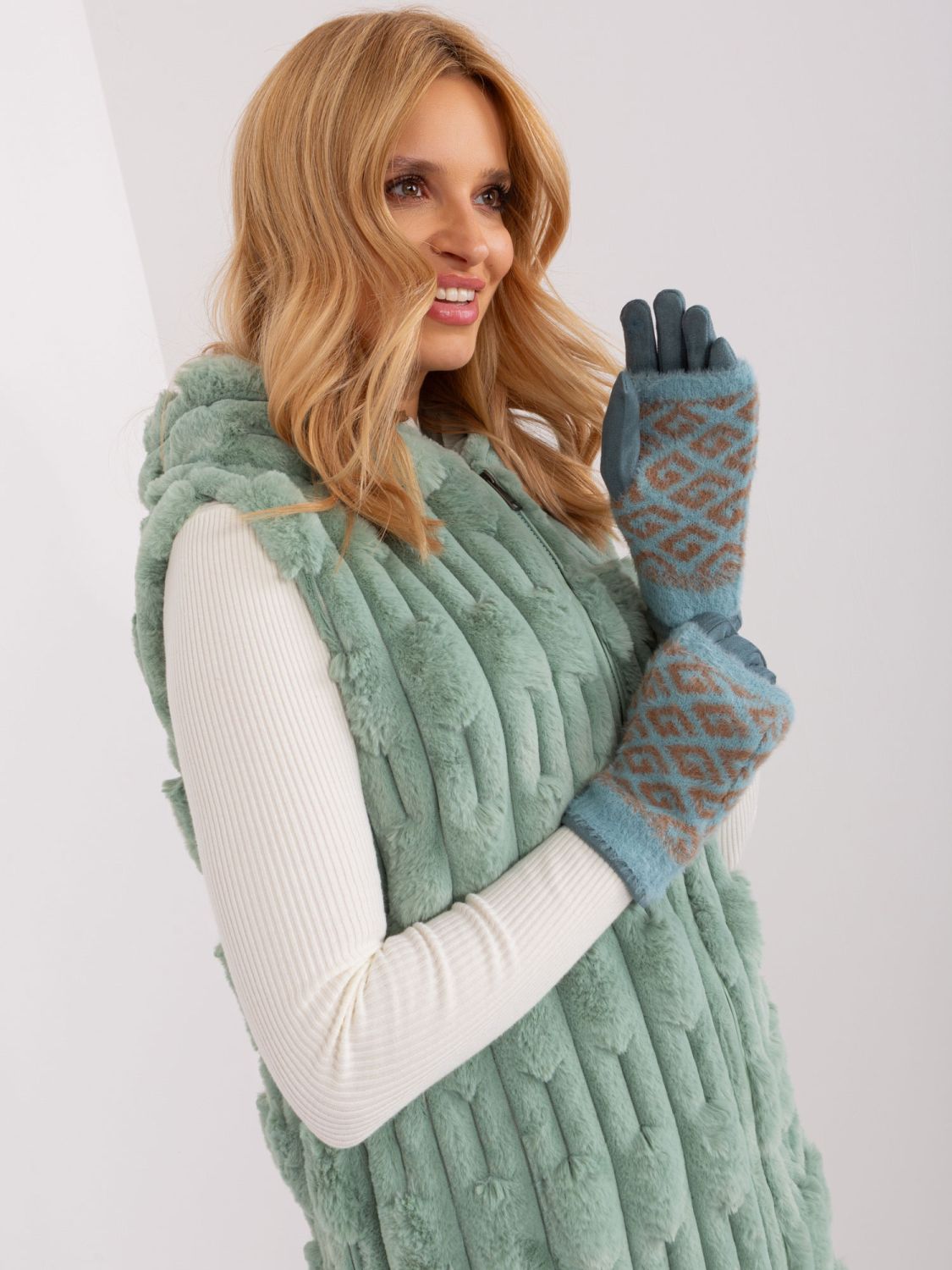 Grüne Handschuhe mit geometrischem Muster