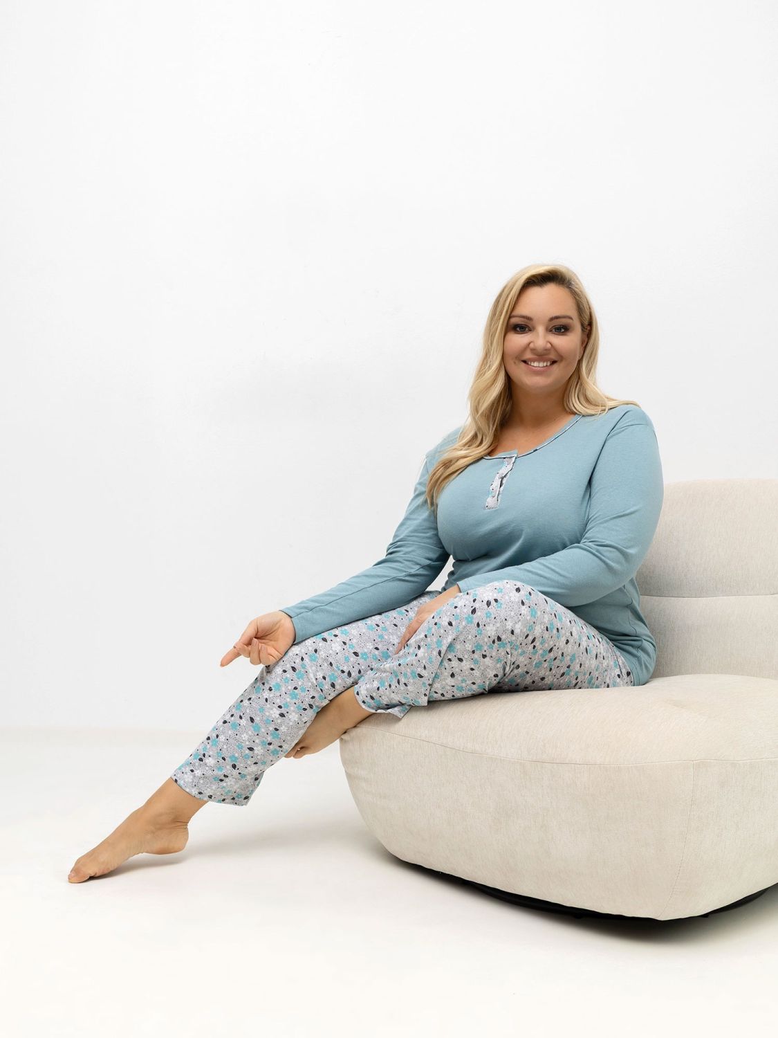 Damen-Baumwollpyjama mit Blumenmuster und Knöpfen