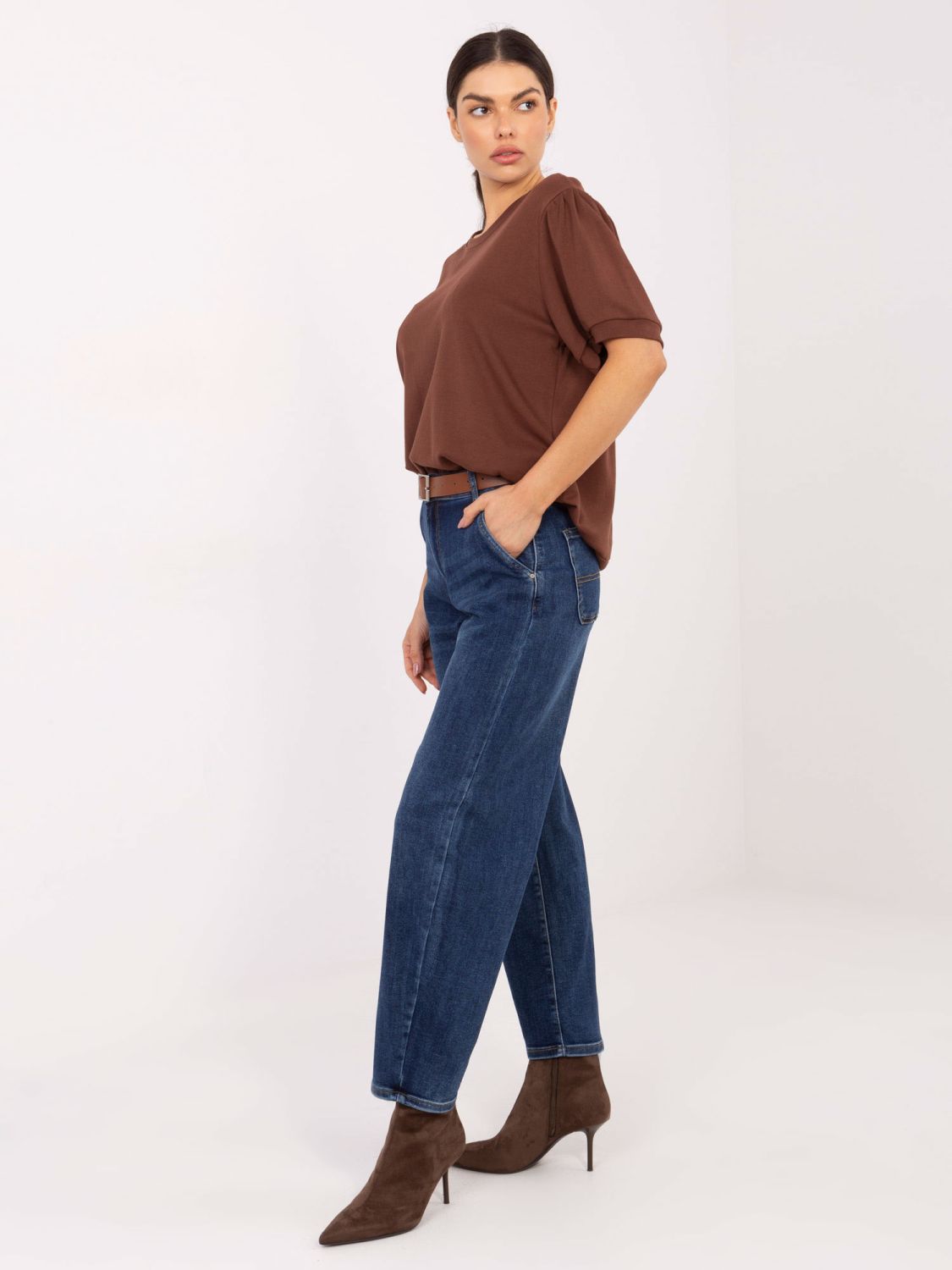 Damen-Jeans in Dunkelblau mit hohem Bund und Gürtel