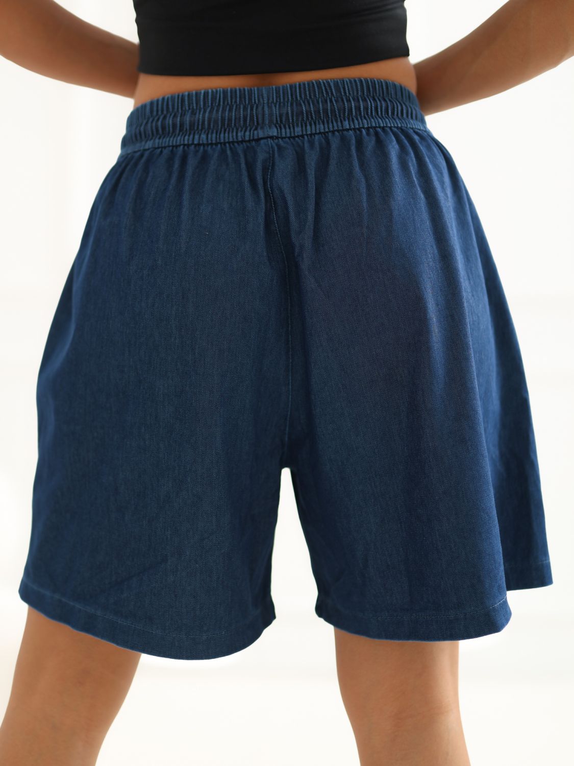 Kurze Baumwollshorts mit Bindeband in Dunkelblau