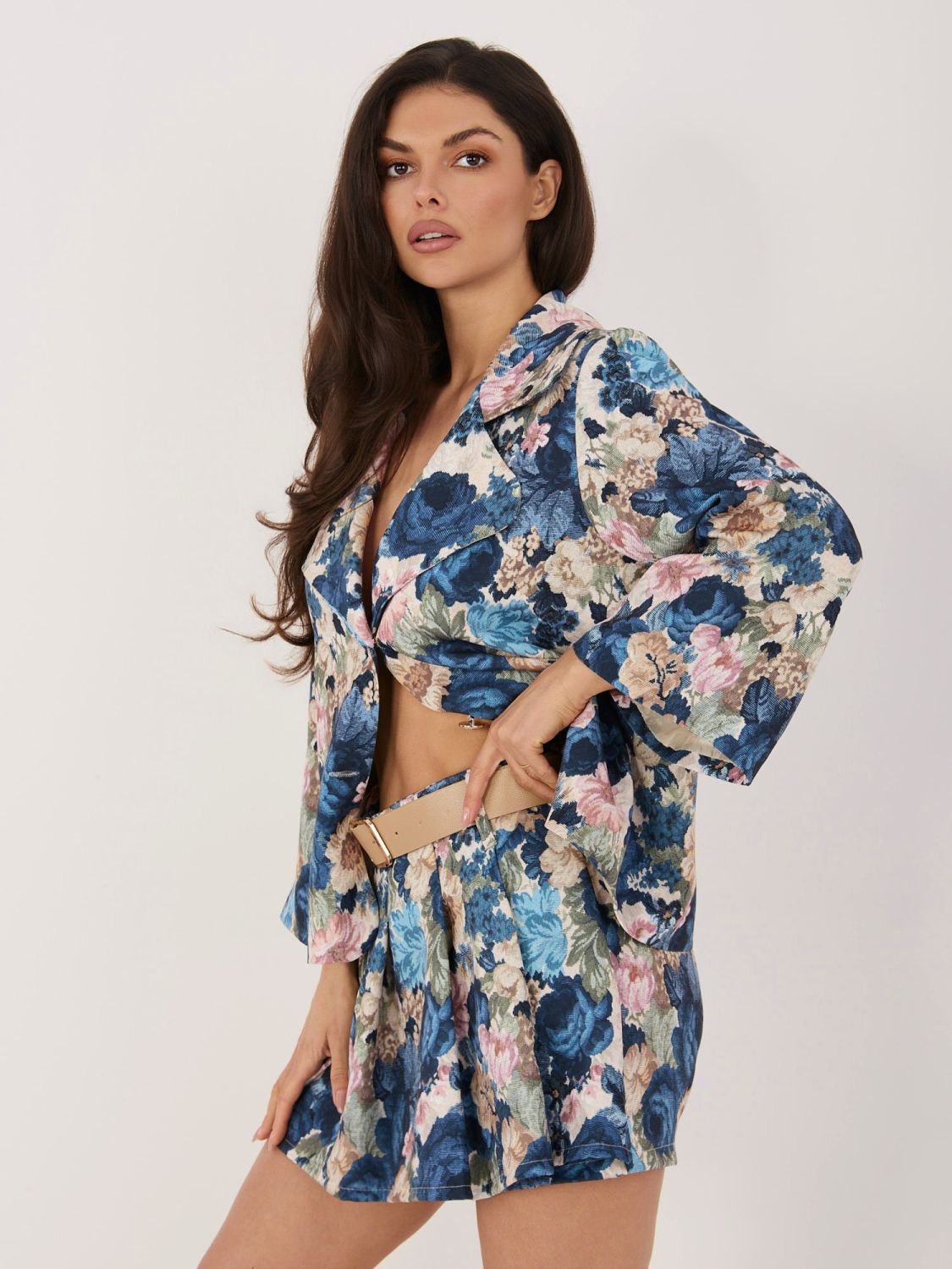 Blaue Shorts mit Blumenmuster, weitem Bein und Gürtel