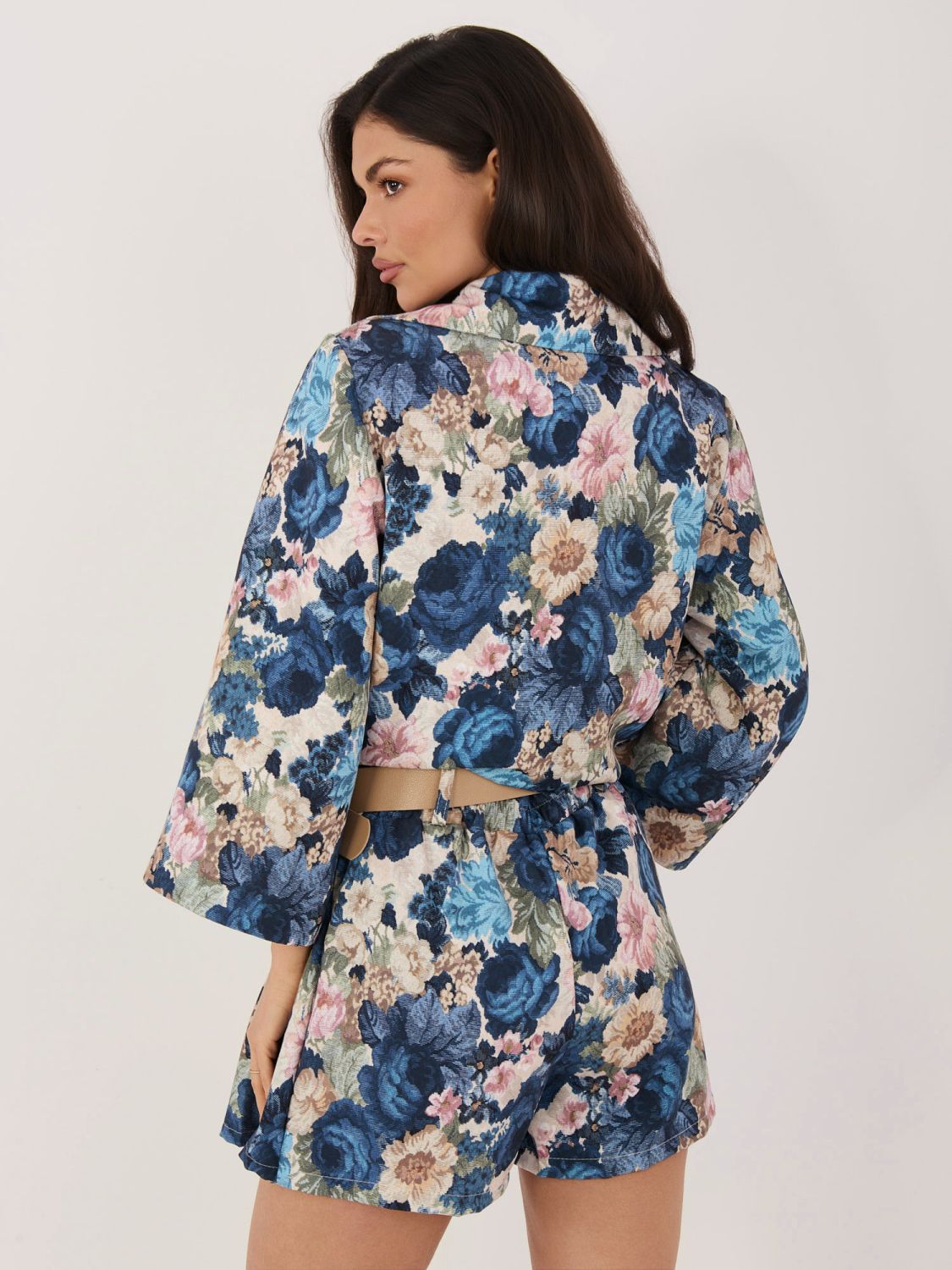 Blaue Shorts mit Blumenmuster, weitem Bein und Gürtel