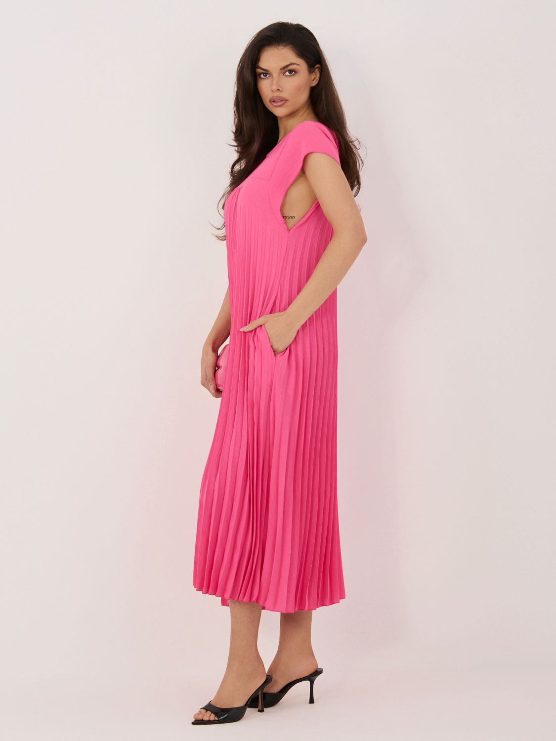 Elegantes rosafarbenes Midi-Kleid mit Taschen