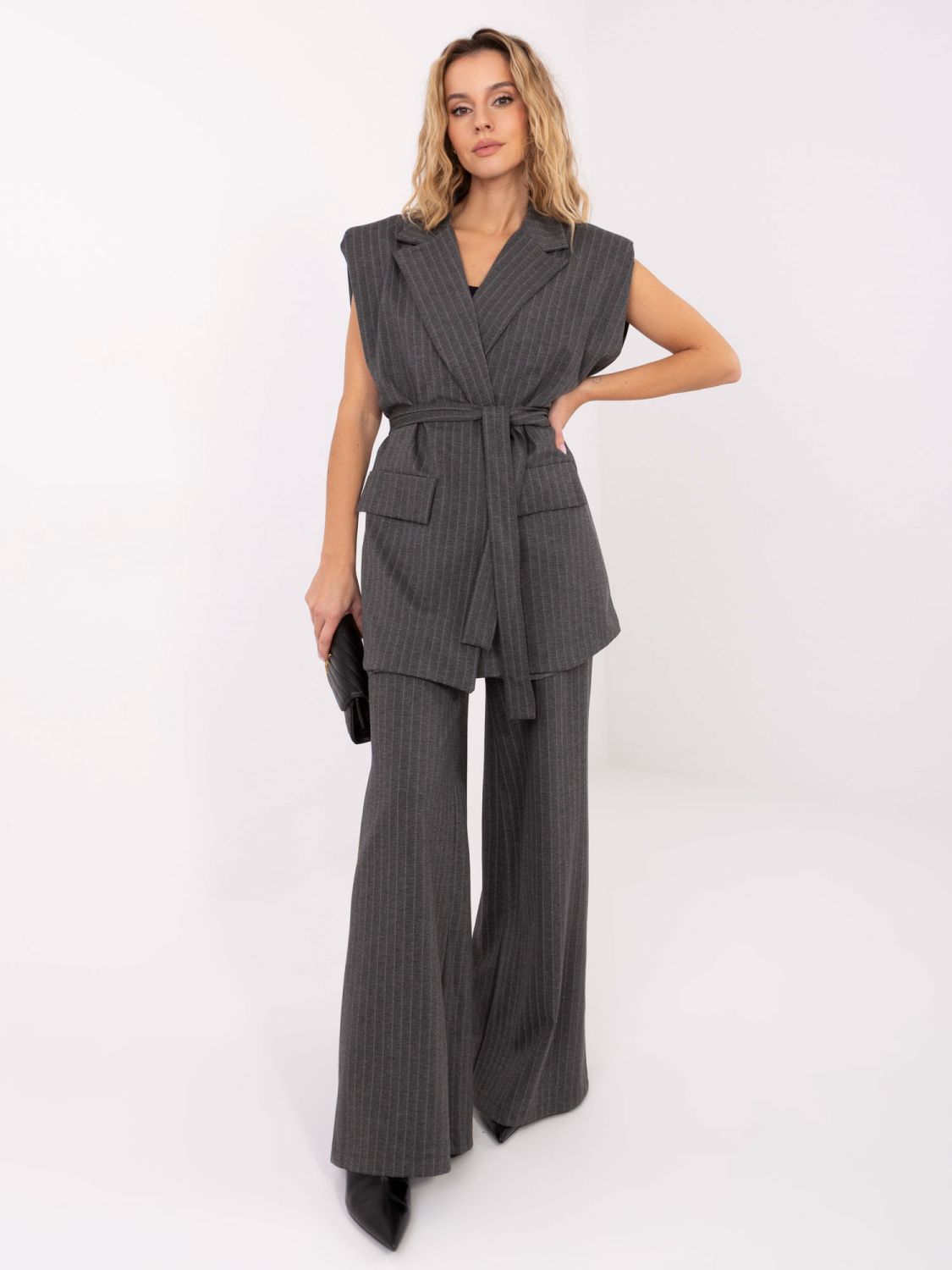 Elegante graue Weste mit Streifen und Bindegürtel