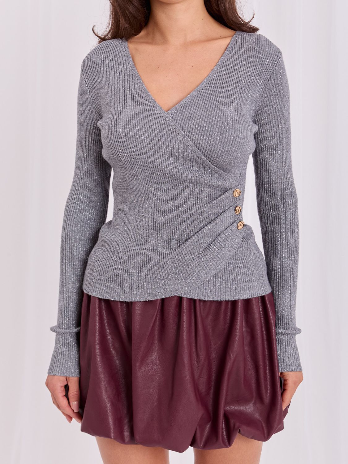 Eleganter grauer Pullover mit Wickelausschnitt