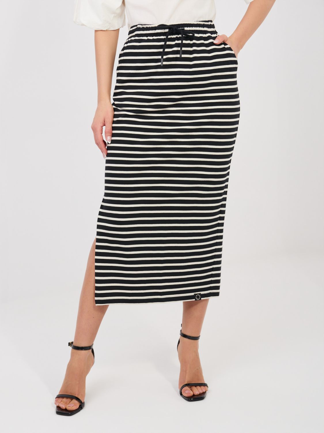 Schwarzer Midi-Rock mit Streifen und Taschen
