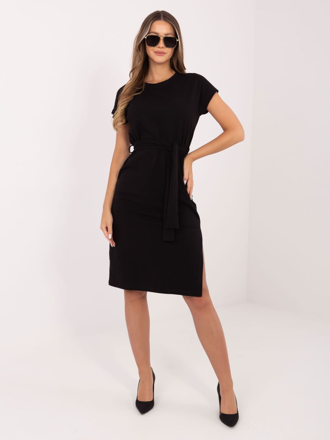 Schwarzes Baumwoll-Sommerkleid mit Gürtel