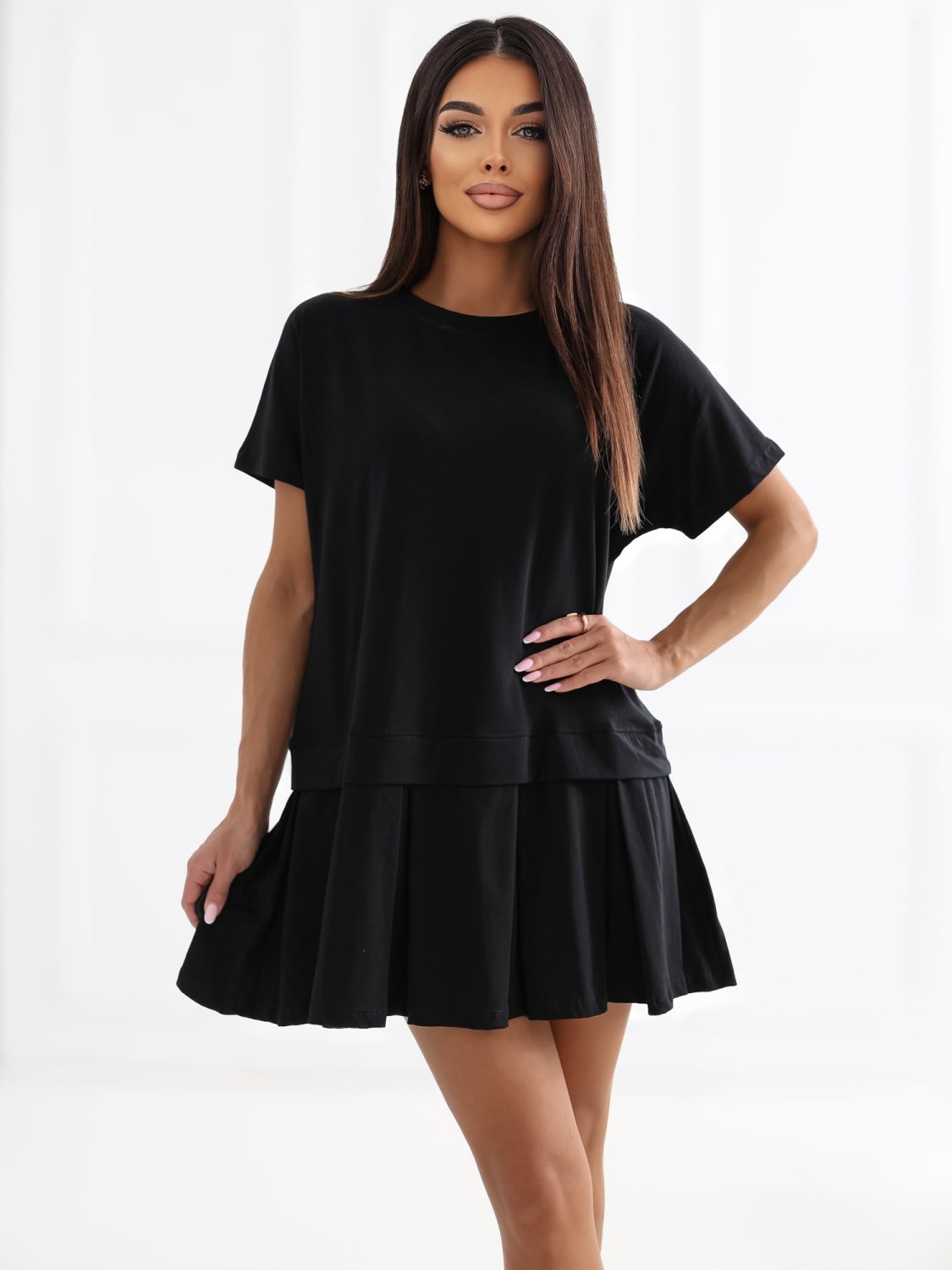 Schwarzes ausgestelltes Minikleid mit kurzen Ärmeln