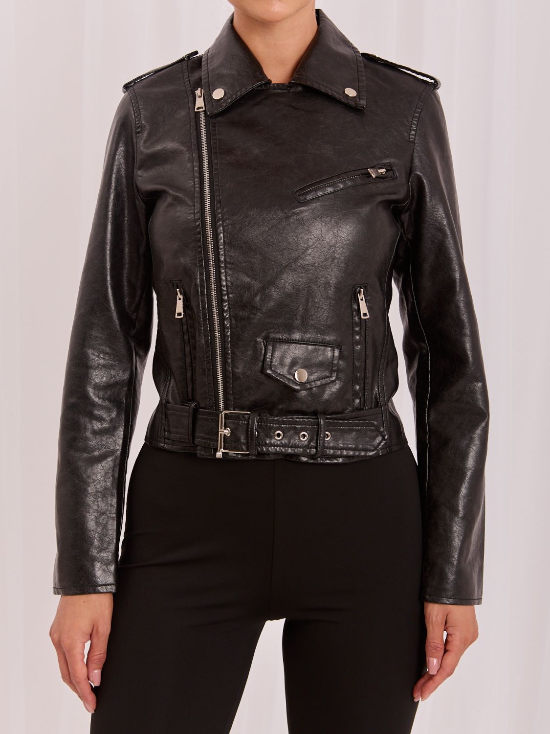 Schwarze Übergangsjacke aus Kunstleder mit Gürtel