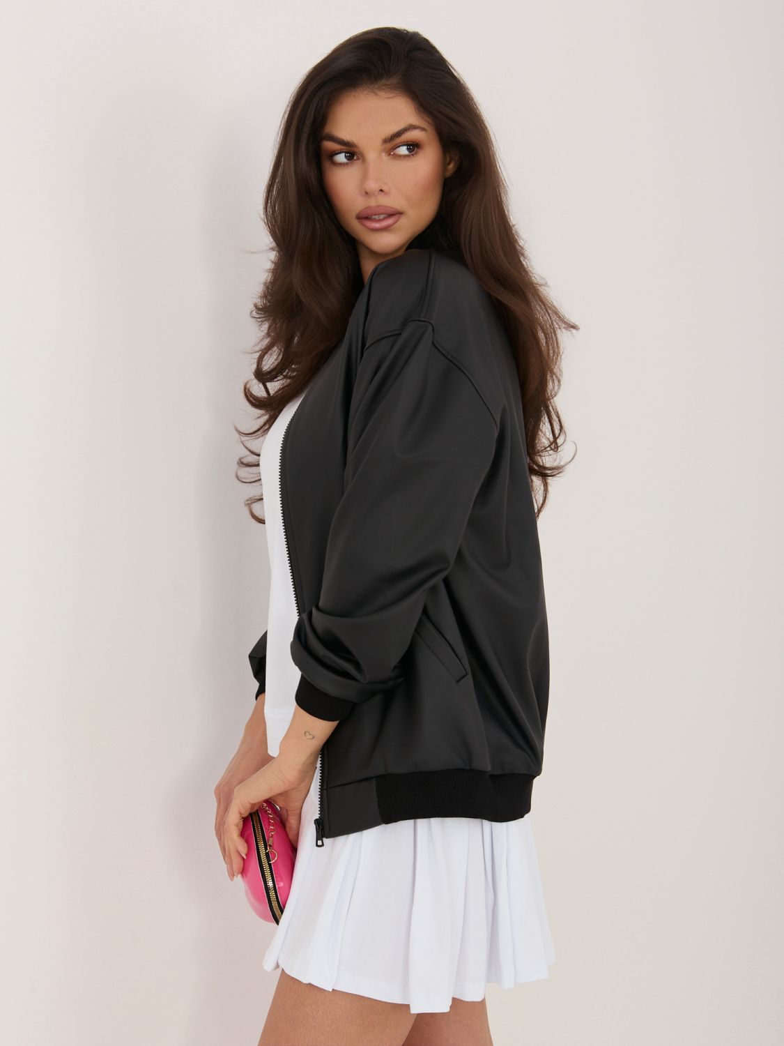Schwarze Übergangsjacke aus Kunstleder mit Stehkragen