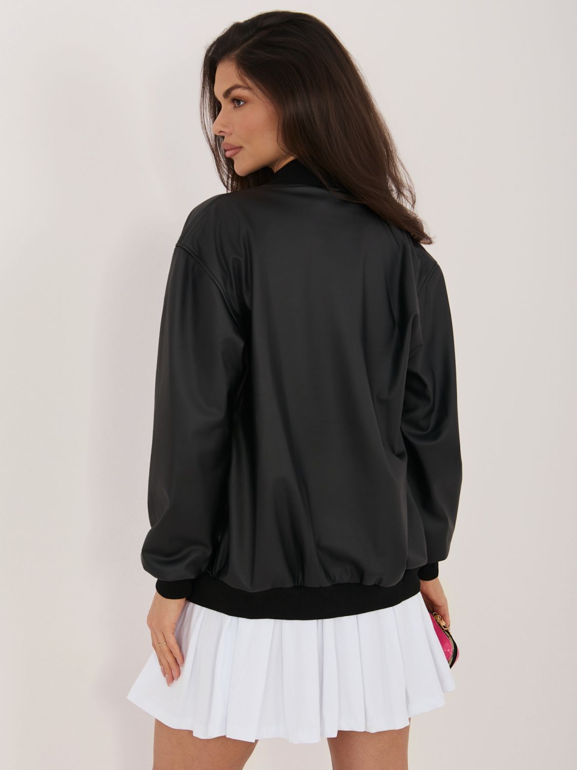 Schwarze Übergangsjacke aus Kunstleder mit Stehkragen