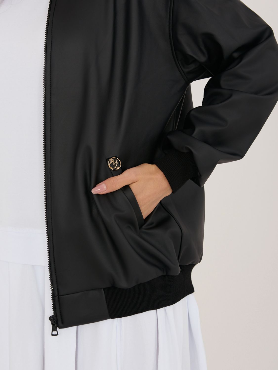 Schwarze Übergangsjacke aus Kunstleder mit Stehkragen