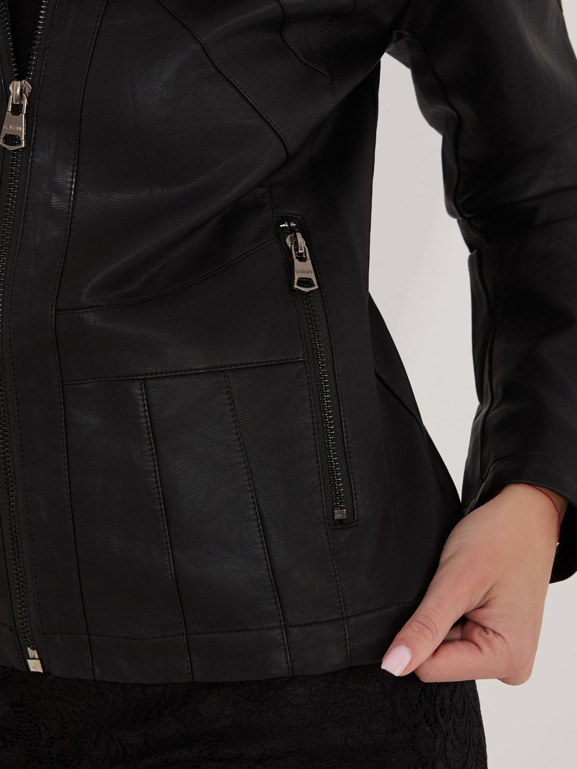 Schwarze Übergangsjacke aus Kunstleder mit Stehkragen