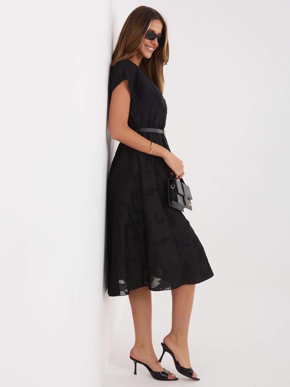 Schwarzes ausgestelltes Midi-Kleid mit Gürtel