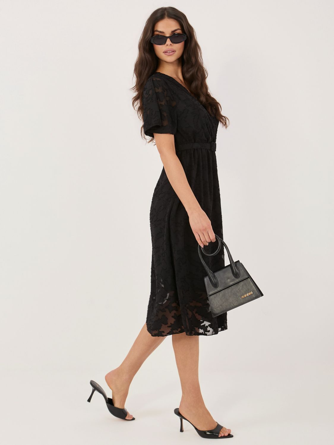 Schwarzes ausgestelltes Midi-Kleid mit Gürtel