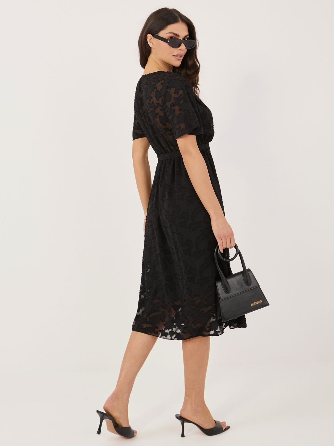 Schwarzes ausgestelltes Midi-Kleid mit Gürtel