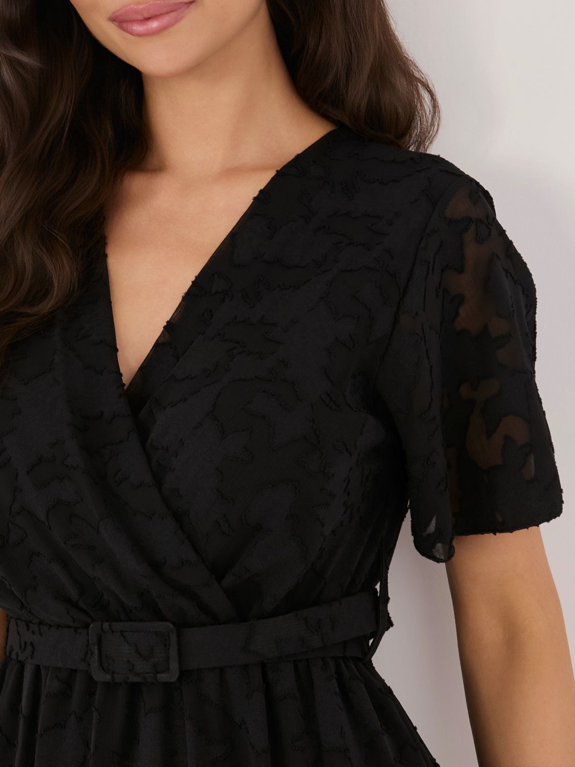Schwarzes ausgestelltes Midi-Kleid mit Gürtel