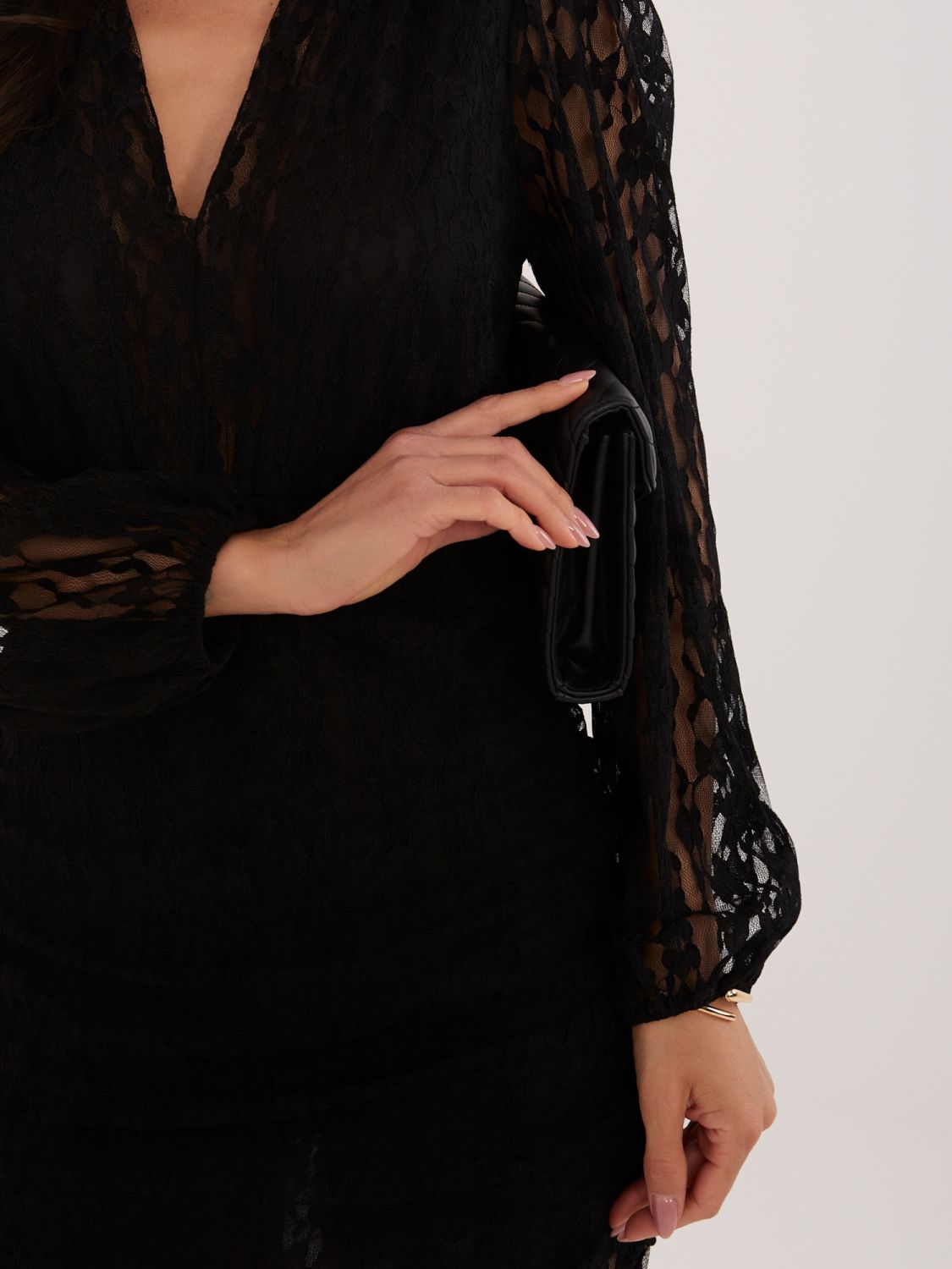 Schwarzes Mini-Cocktailkleid mit Spitze und Puffärmeln