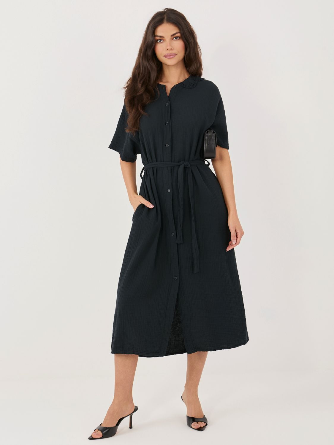 Schwarzes ausgestelltes Midi-Kleid mit Gürtel und Taschen