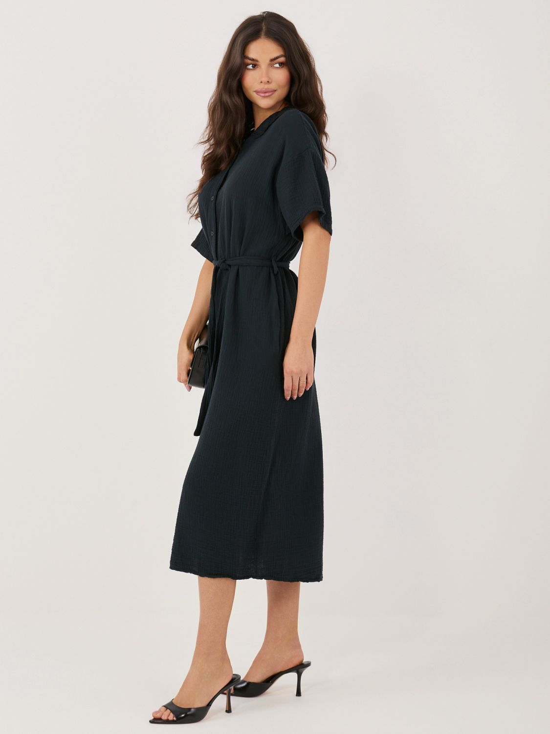 Schwarzes ausgestelltes Midi-Kleid mit Gürtel und Taschen