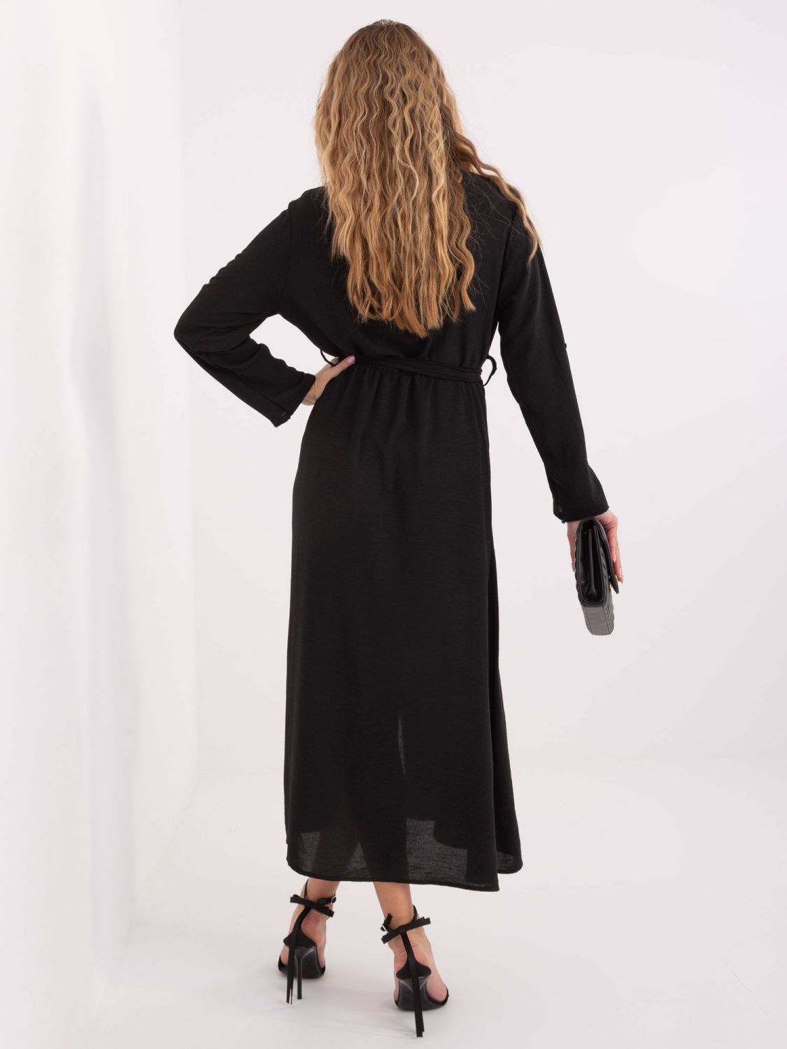 Schwarzes ausgestelltes Midi-Kleid mit Gürtel und Brosche
