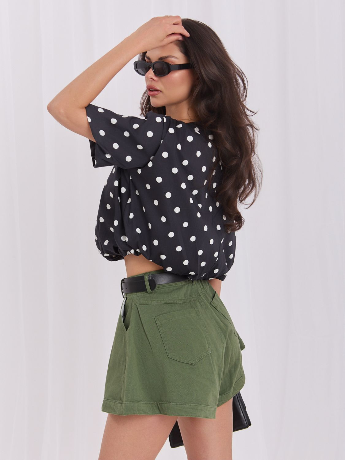 Schwarze Bluse mit Punkten und kurzem Ärmel