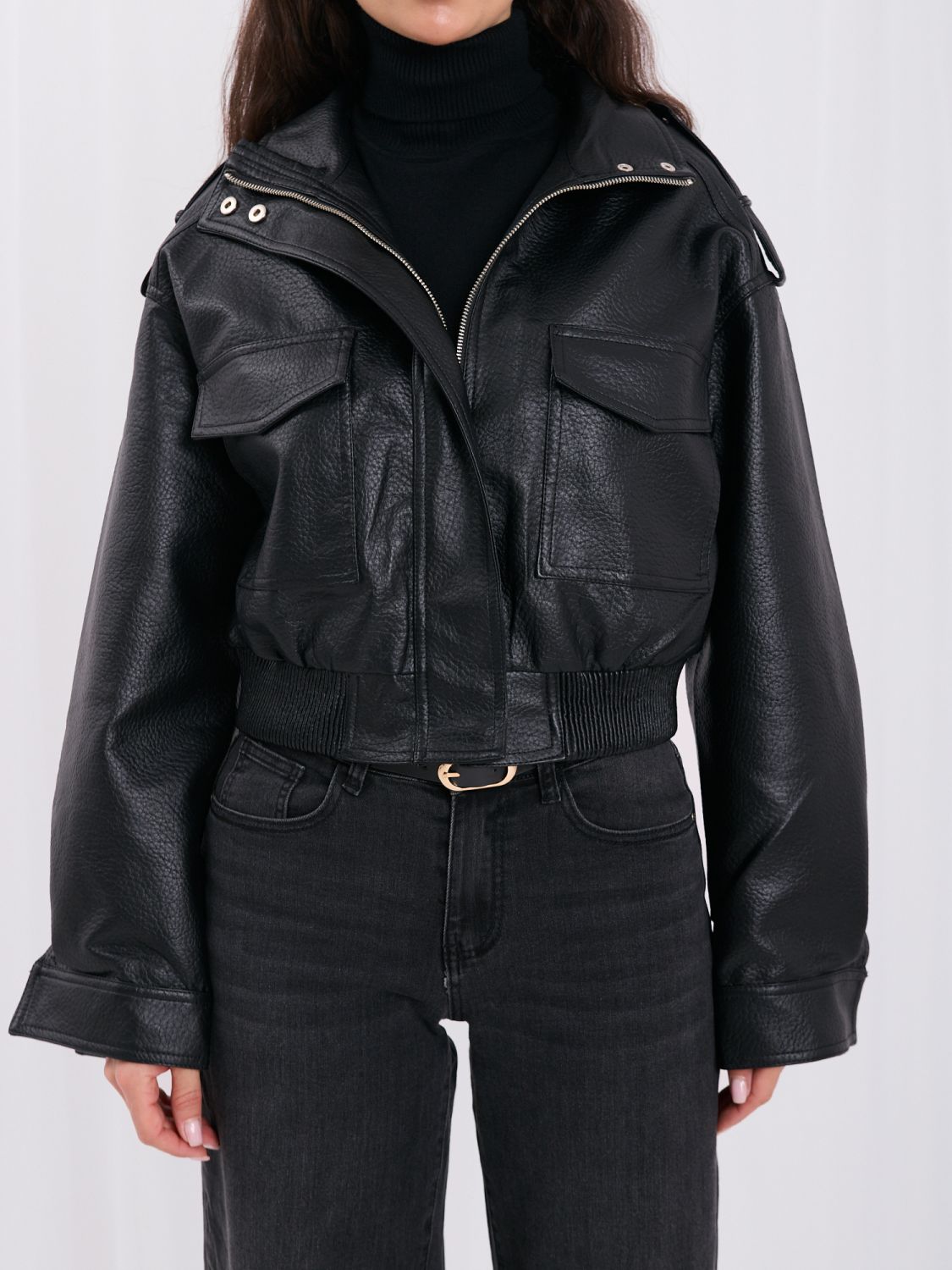 Kurze schwarze Kunstlederjacke mit Stehkragen
