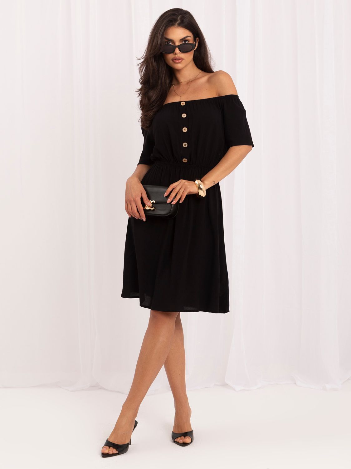 Schwarzes ausgestelltes Sommerkleid mit kurzen Ärmeln und Knöpfen